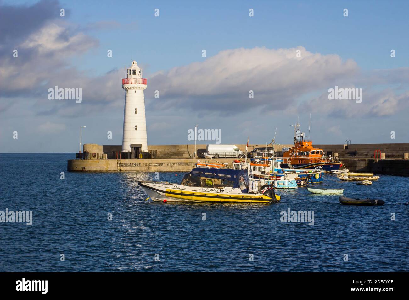 2 décembre 2020 Port et phare de Donaghadee sur les Ards Péninsule en Irlande du Nord baignée de soleil d'hiver sur un un hiver encore froid après Banque D'Images