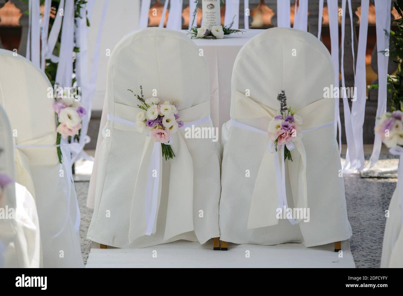 Chaises de mariage pour mariée et marié avec décorations de fleurs. Banque D'Images