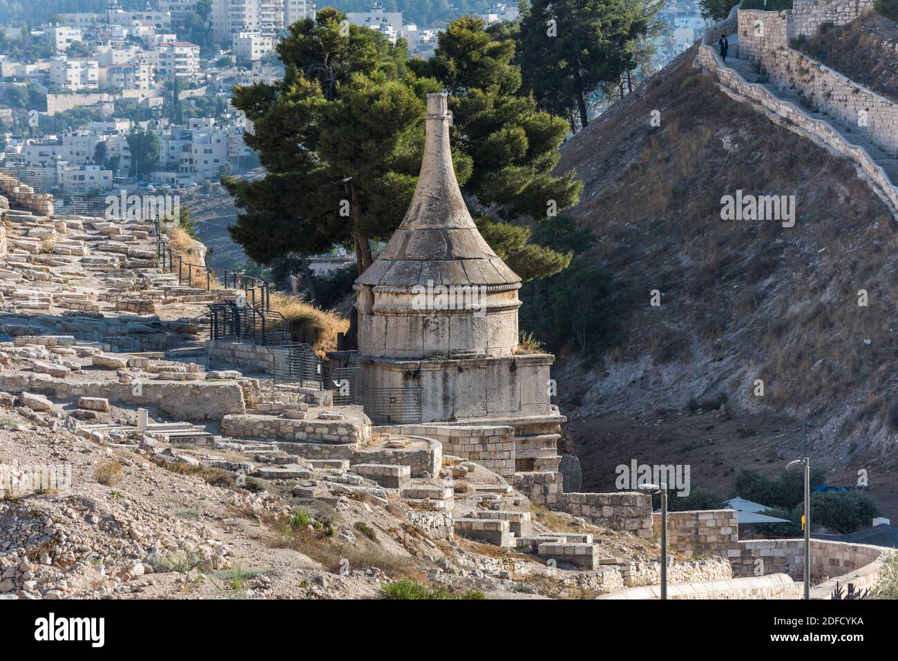 La tombe d'Absalom, également appelée pilier d'Absalom, est une ancienne tombe monumentale découpée en roche avec un toit conique situé dans la vallée de Kidron à Jerudale Banque D'Images