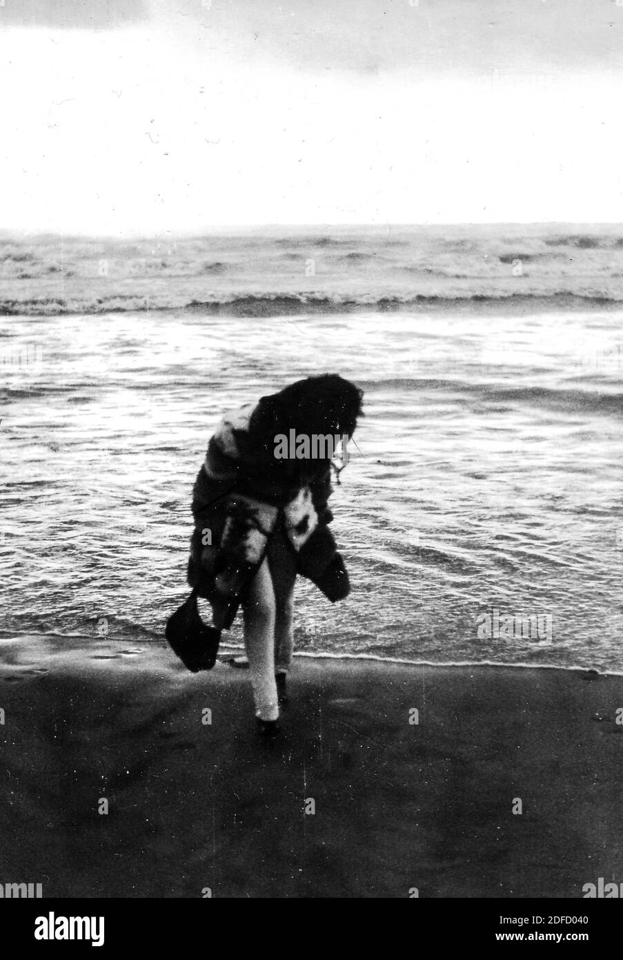 Années 1960, années 1970 une jeune femme de mer en plein air, en noir et blanc seulement, sur la plage de Castinglioncello en Toscane. Italie. Numérisation des rayures et des imperfections Banque D'Images
