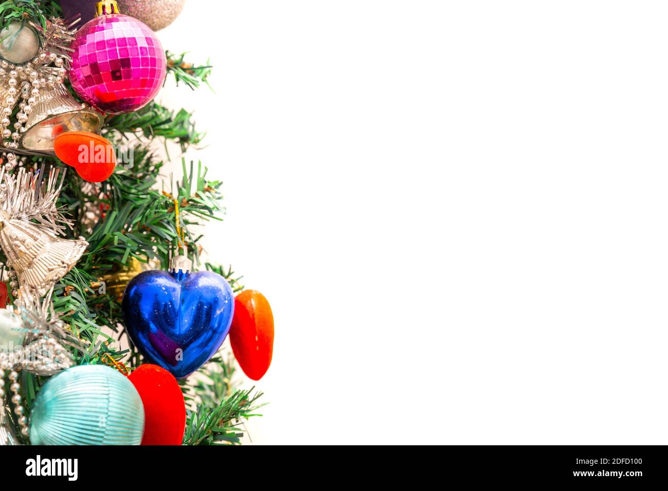 Fermez une partie de décoration d'arbre de Noël, des ornements et des boules. Profondeur de champ. Mise au point sélective. Isolé sur un arrière-plan blanc avec espace de copie. Banque D'Images