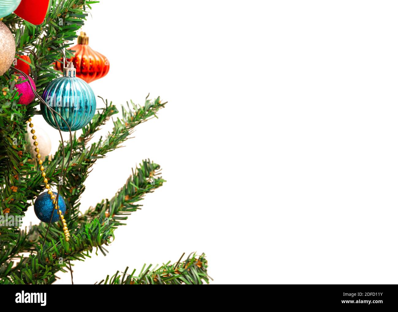 Fermez une partie de décoration d'arbre de Noël, des ornements et des boules. Profondeur de champ. Mise au point sélective. Isolé sur un arrière-plan blanc avec espace de copie. Banque D'Images