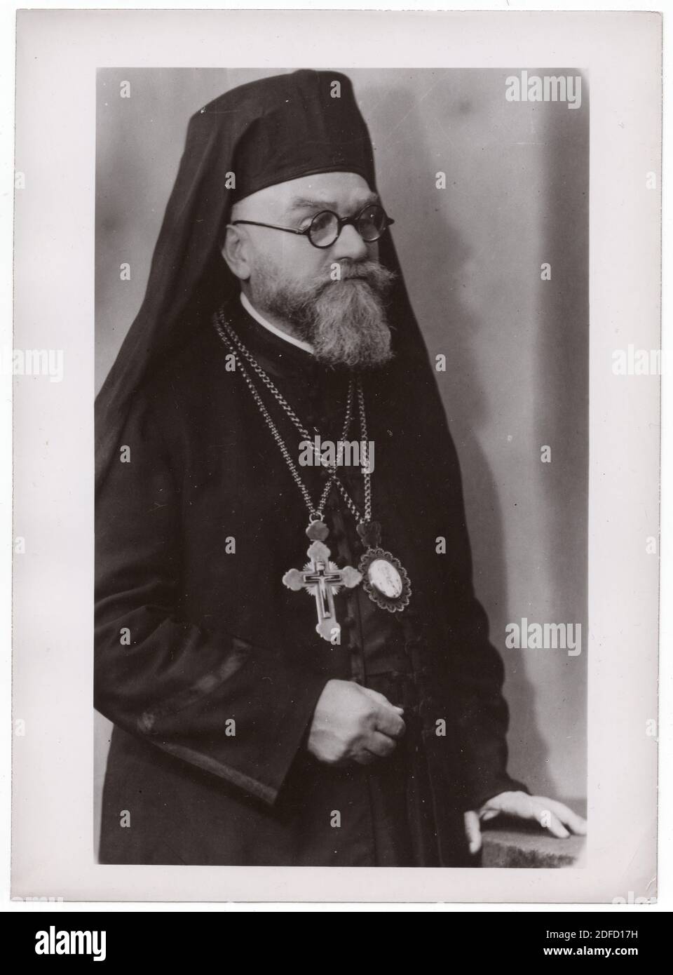 Evêque orthodoxe de Prague (1879 - 1942) représenté dans la photographie d'époque en noir et blanc par un photographe inconnu datant des années 1930. L'évêque Gorazd était le hierarche de l'Église orthodoxe de Tchécoslovaquie et fut exécuté par les autorités nazies le 4 septembre 1942. Il a été canonisé comme Saint Gorazd en 1987. Avec l'aimable autorisation de la collection de photos Azoor. Banque D'Images