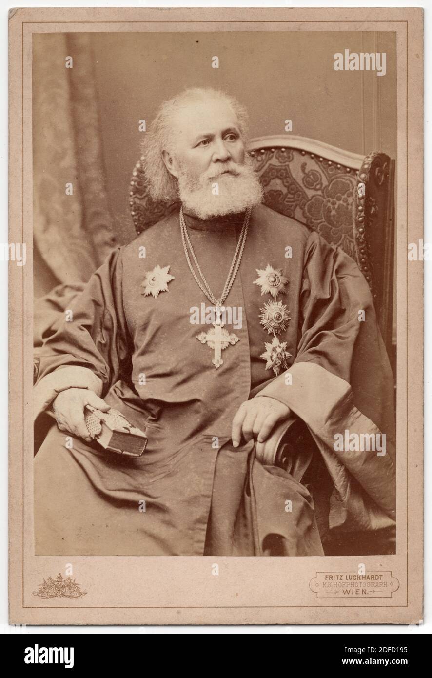 Le prêtre orthodoxe russe Mikhail Rayevsky (également orthographié Michail Rajewski), représenté dans la photographie vintage en noir et blanc photographiée par le photographe autrichien Fritz Luckhardt probablement dans les années 1870 dans son atelier à Vienne, dans l'Empire austro-hongrois. Mikhail Rayevsky (1811 - 1884) a été prêtre à l'ambassade de Russie à Vienne de 1842 à 1884. Avec l'aimable autorisation de la collection de photos Azoor. Banque D'Images