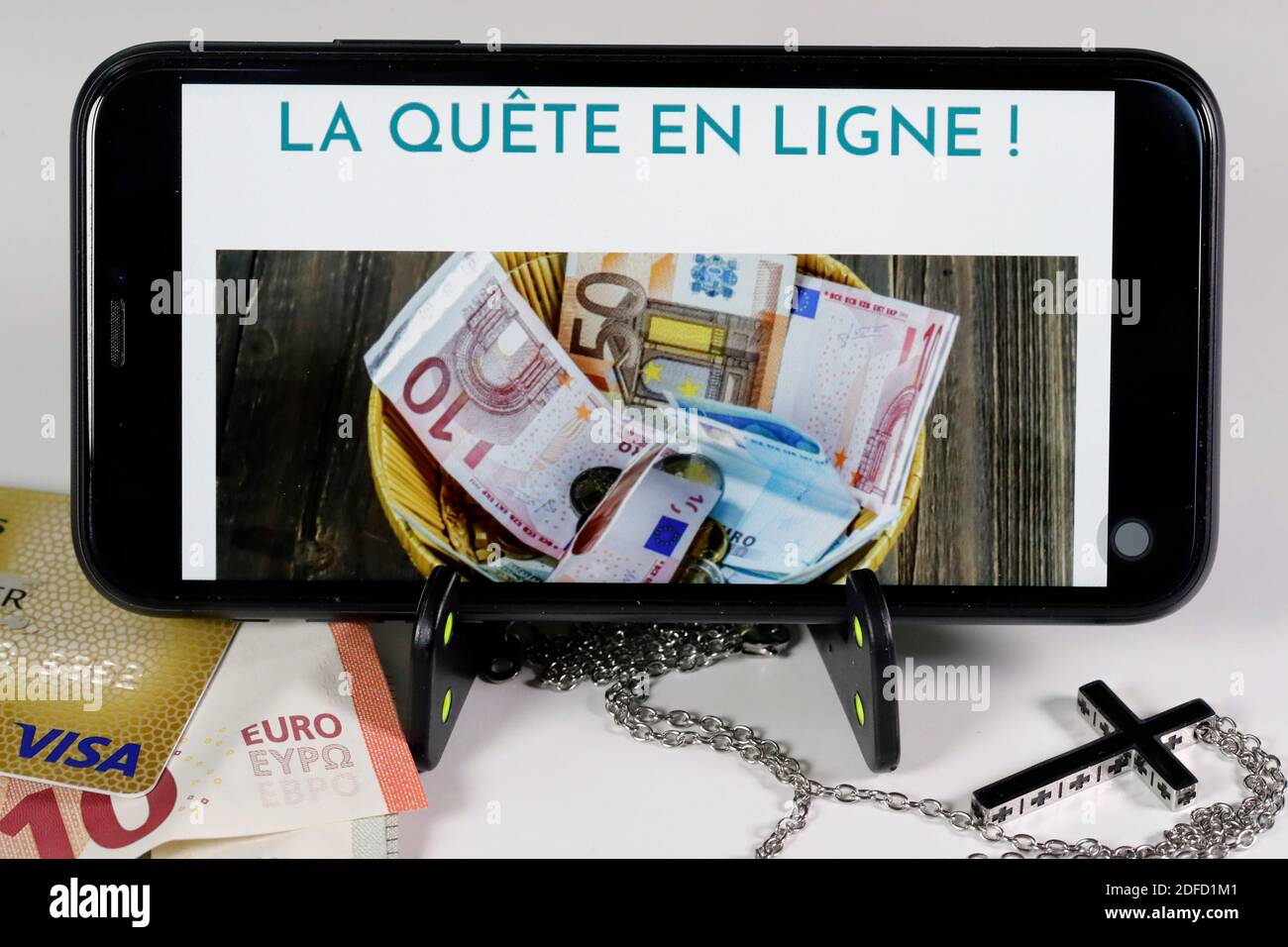Collecte de fonds sur un smartphone pour l'église catholique Banque D'Images