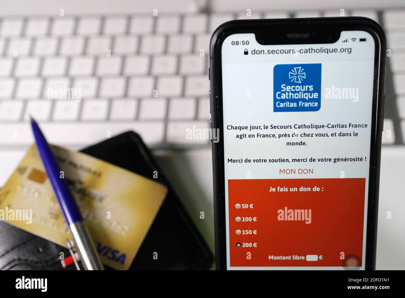 Financement en ligne sur smartphone pour soutenir Secours Catholique. France. Banque D'Images