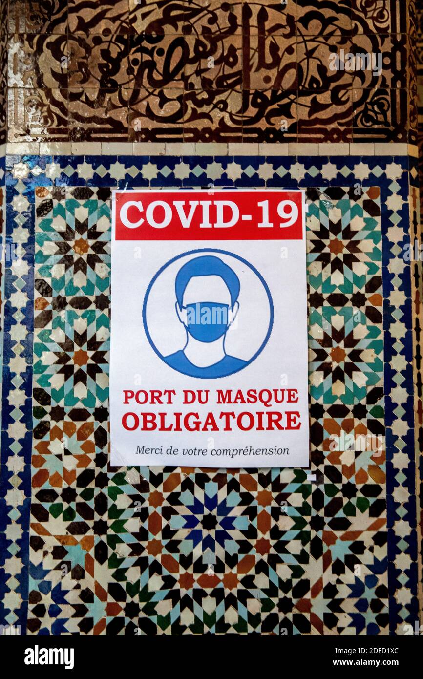 Affiche à la grande mosquée de paris après le verrouillage du Covid-19 Banque D'Images
