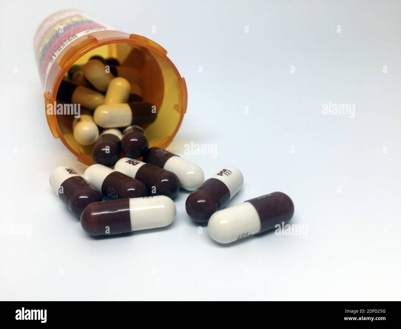 Des capsules de l'antibiotique doxycycline se sont déversés d'une bouteille de médicament. Les antibiotiques oraux, comme la doxycycline ou l'amoxicilline, sont souvent prescrits à l'afte Banque D'Images