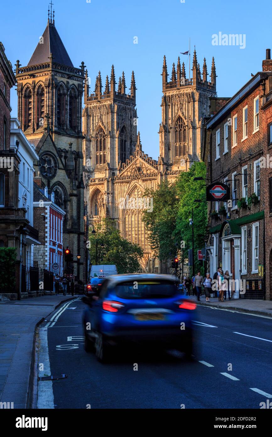 Voitures sur la rue et les tours de York Minster (la cathédrale et l'église Metropolitique de Saint Peter), York, Yorkshire, Angleterre, Royaume-Uni Banque D'Images