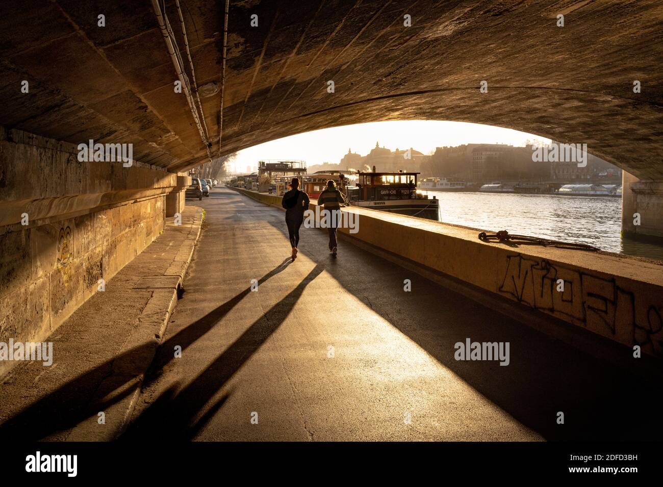 Jogging sur la Seine au lever du soleil à Paris Banque D'Images