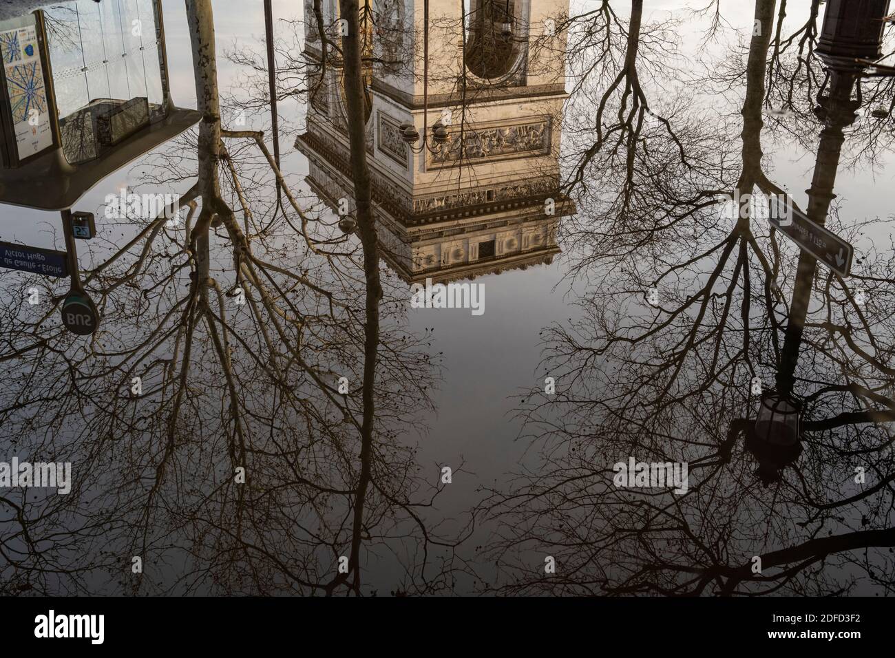 Un reflet de l'Arc de Triomphe à Paris Banque D'Images