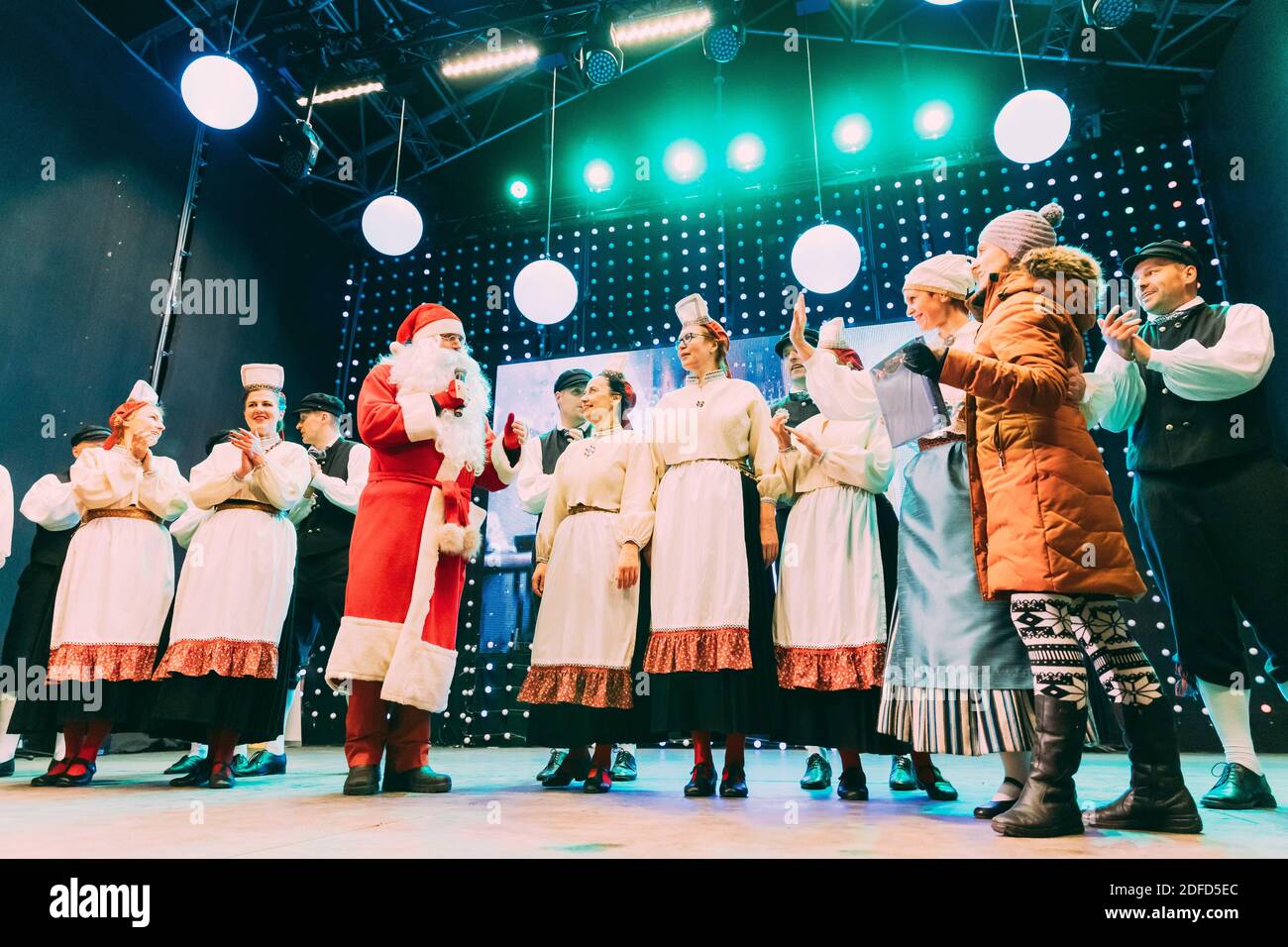 Tallinn, Estonie. Danseurs en costumes nationaux pendant les fêtes traditionnelles de Noël. Banque D'Images