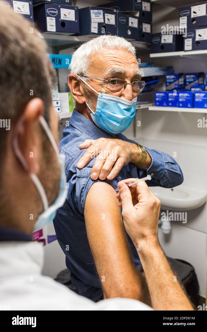 Vaccination contre la grippe en pharmacie, France, octobre 2020. Banque D'Images