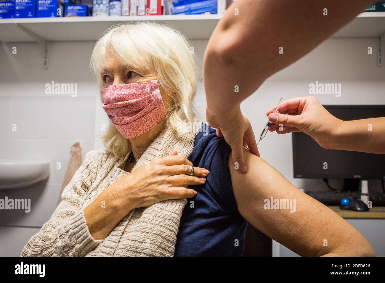 Vaccination contre la grippe en pharmacie, France, octobre 2020. Banque D'Images