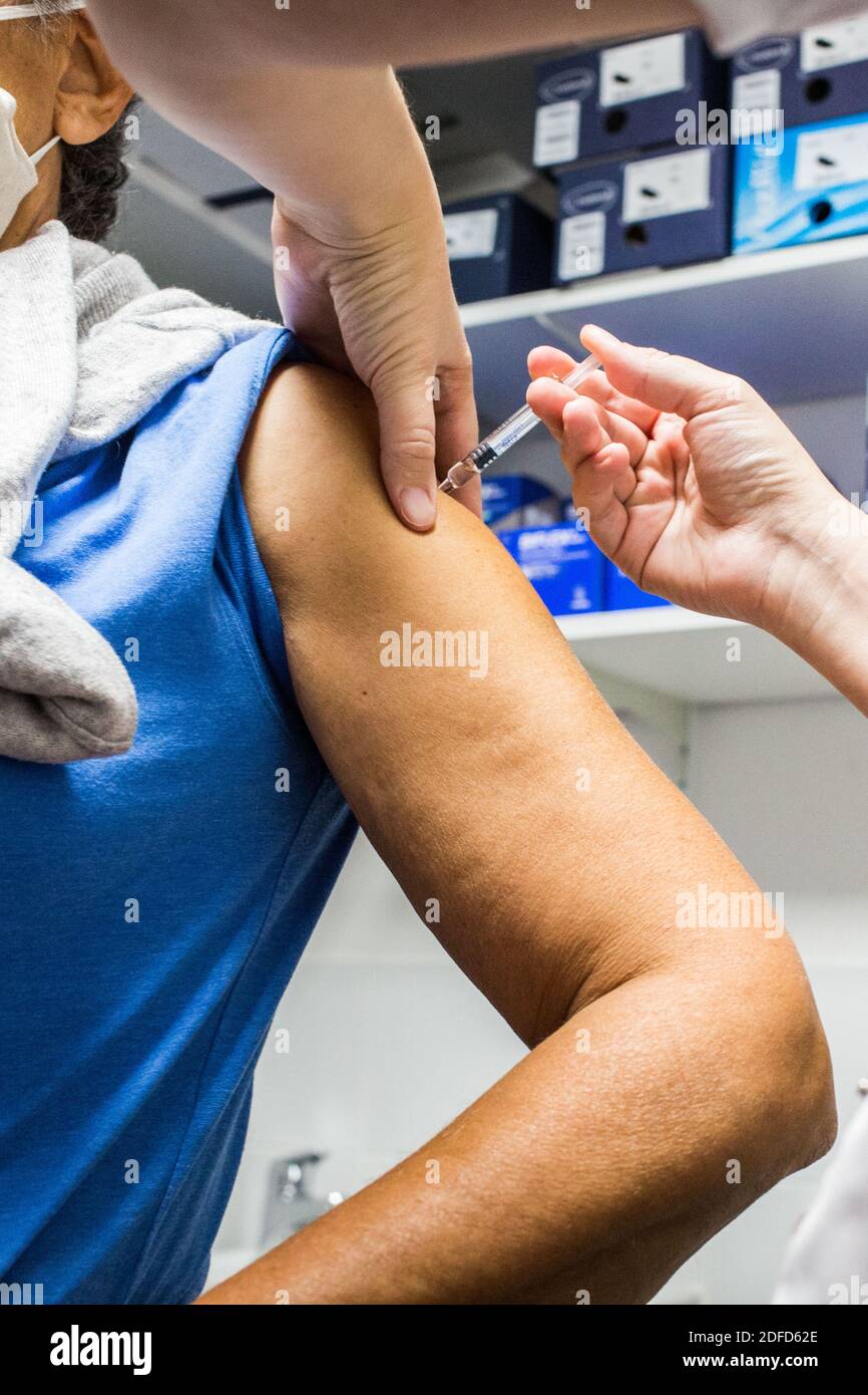Vaccination contre la grippe en pharmacie, France, octobre 2020. Banque D'Images