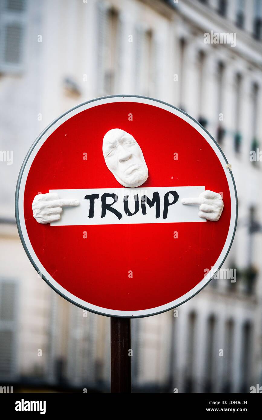 Détournement d'un panneau interdit par un artiste de rue pour manifester son opposition à la réélection de Donald Trump à la présidence des États-Unis. Banque D'Images