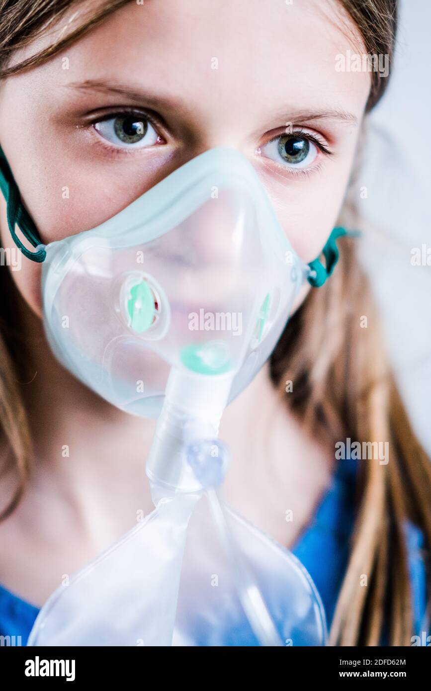Enfant portant un masque à oxygène. Banque D'Images