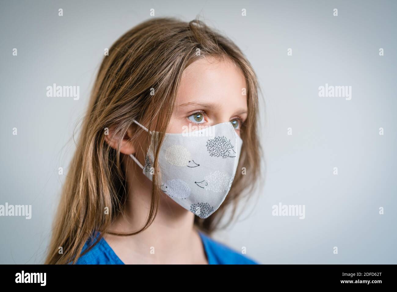 Enfant de 11 ans portant un masque de protection pendant la pandémie de Covid 19. Banque D'Images