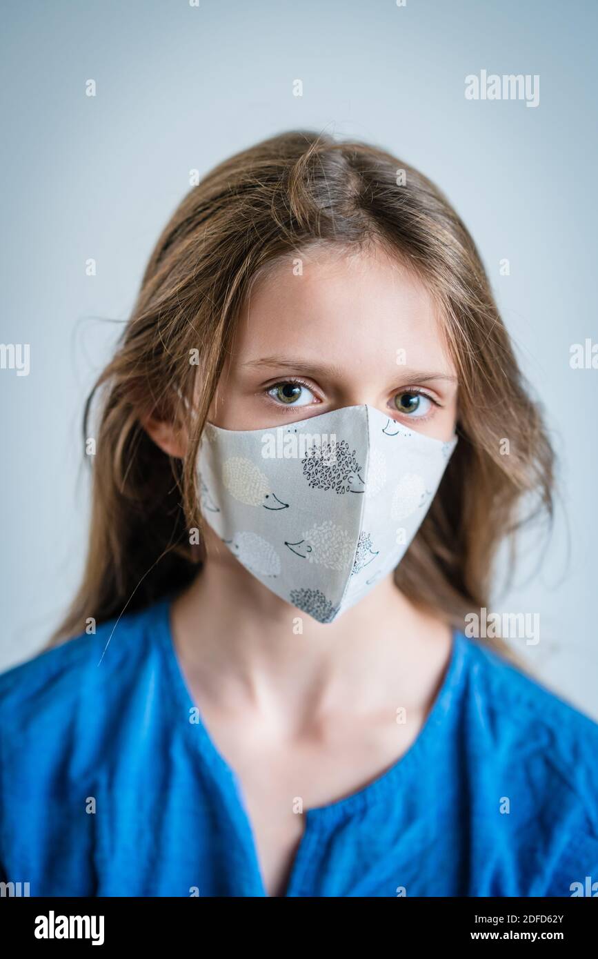Enfant de 11 ans portant un masque de protection pendant la pandémie de Covid 19. Banque D'Images