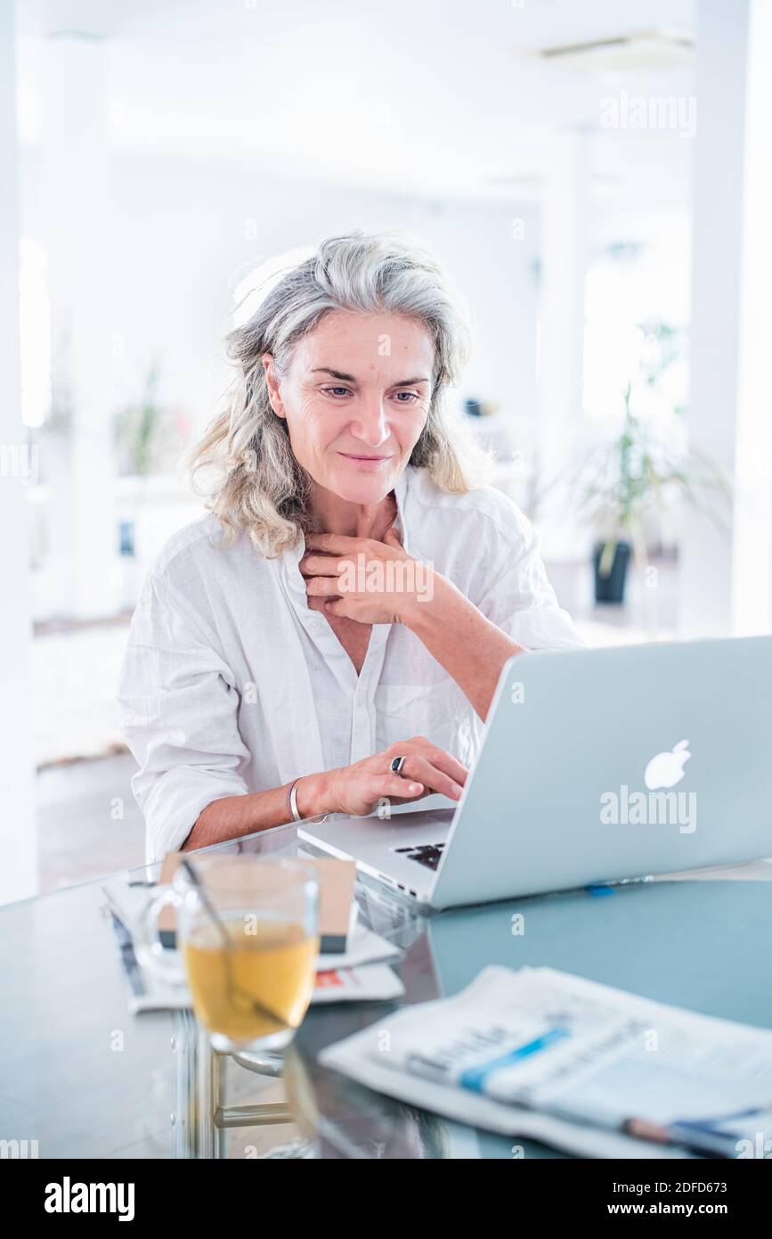 Senior woman en utilisant l'ordinateur. Banque D'Images