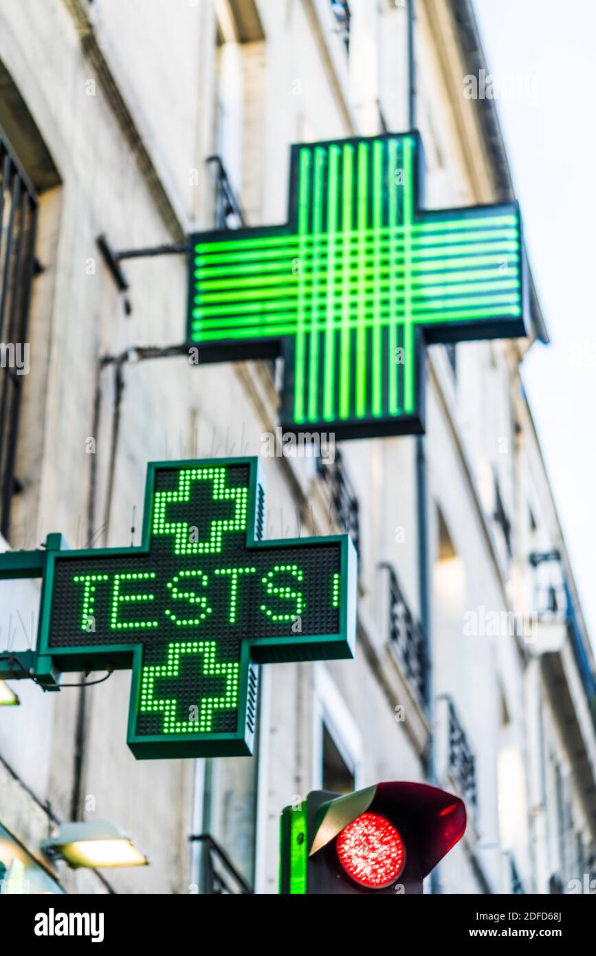 Affiche de la pharmacie effectuant les tests de dépistage Covid 19. Banque D'Images