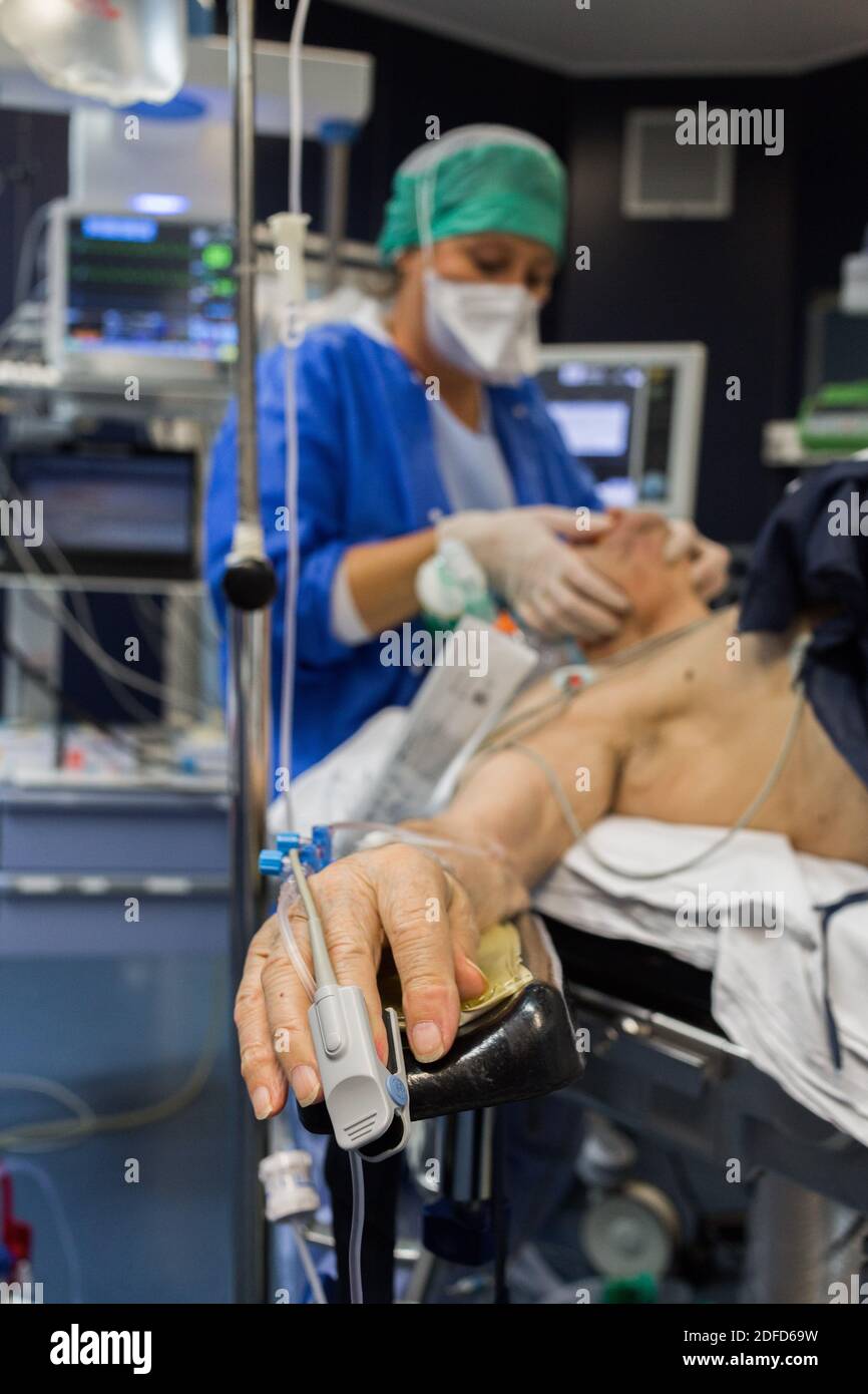 Infirmière anesthésiste en salle d'opération à la fin d'une opération sous anesthésie générale, hôpital de Bordeaux, France. Banque D'Images