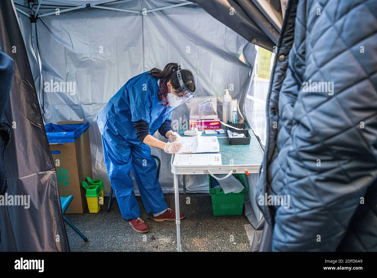 Une infirmière privée, en partenariat avec une pharmacie, effectue un test antigénique pour la détection des antigènes du COV-SRAS-2, responsable de la COVID-19, givi Banque D'Images