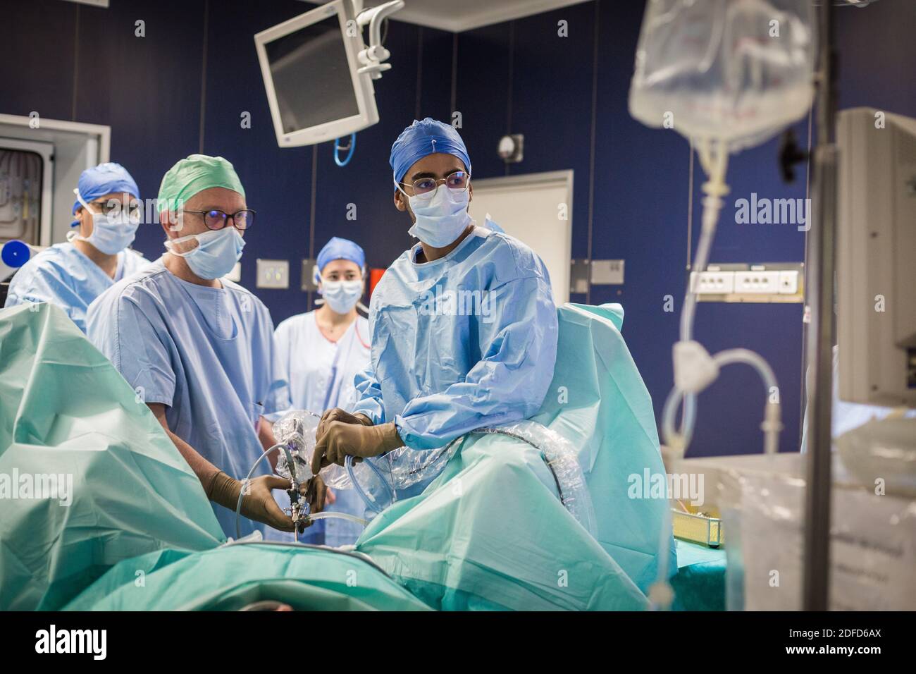Étudiants en médecine (externe) dans la salle d'opération observant un professeur et un stagiaire pendant une opération (Ureétrangomie) sous endoscopie, Département de Banque D'Images