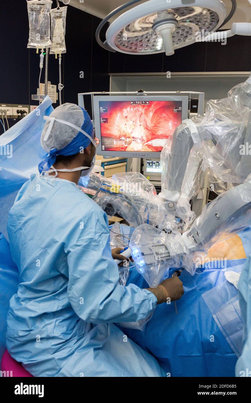 Prostatectomie réalisée par le robot de la téléchirurgie, hôpital de Bordeaux, France. Banque D'Images