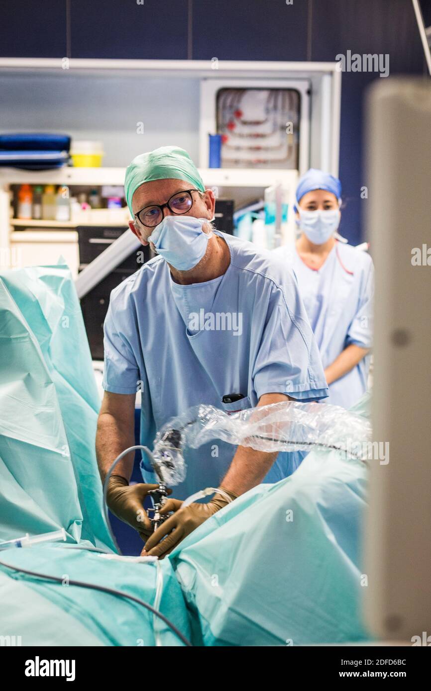 Étudiants en médecine (externe) dans la salle d'opération observant un professeur et un stagiaire pendant une opération (Ureétrangomie) sous endoscopie, Département de Banque D'Images