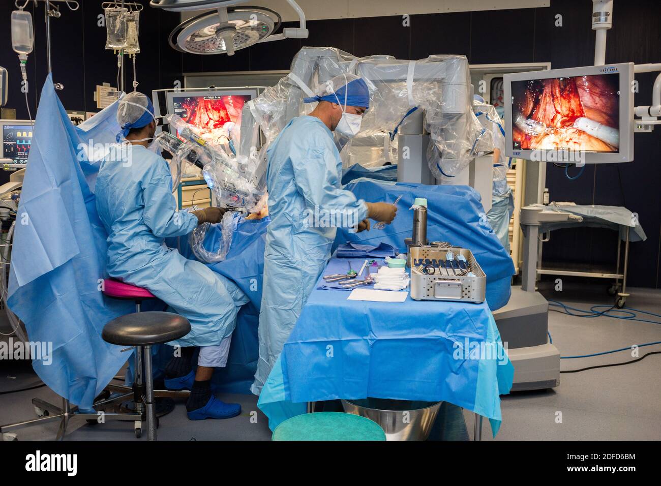 Prostatectomie réalisée par le robot de la téléchirurgie, hôpital de Bordeaux, France. Banque D'Images