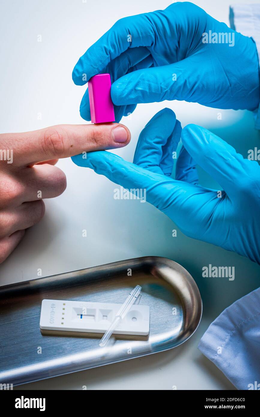 Test sérologique recherche de la présence d'anticorps au Covid 19 dans le sang , novembre 2020, France. Banque D'Images