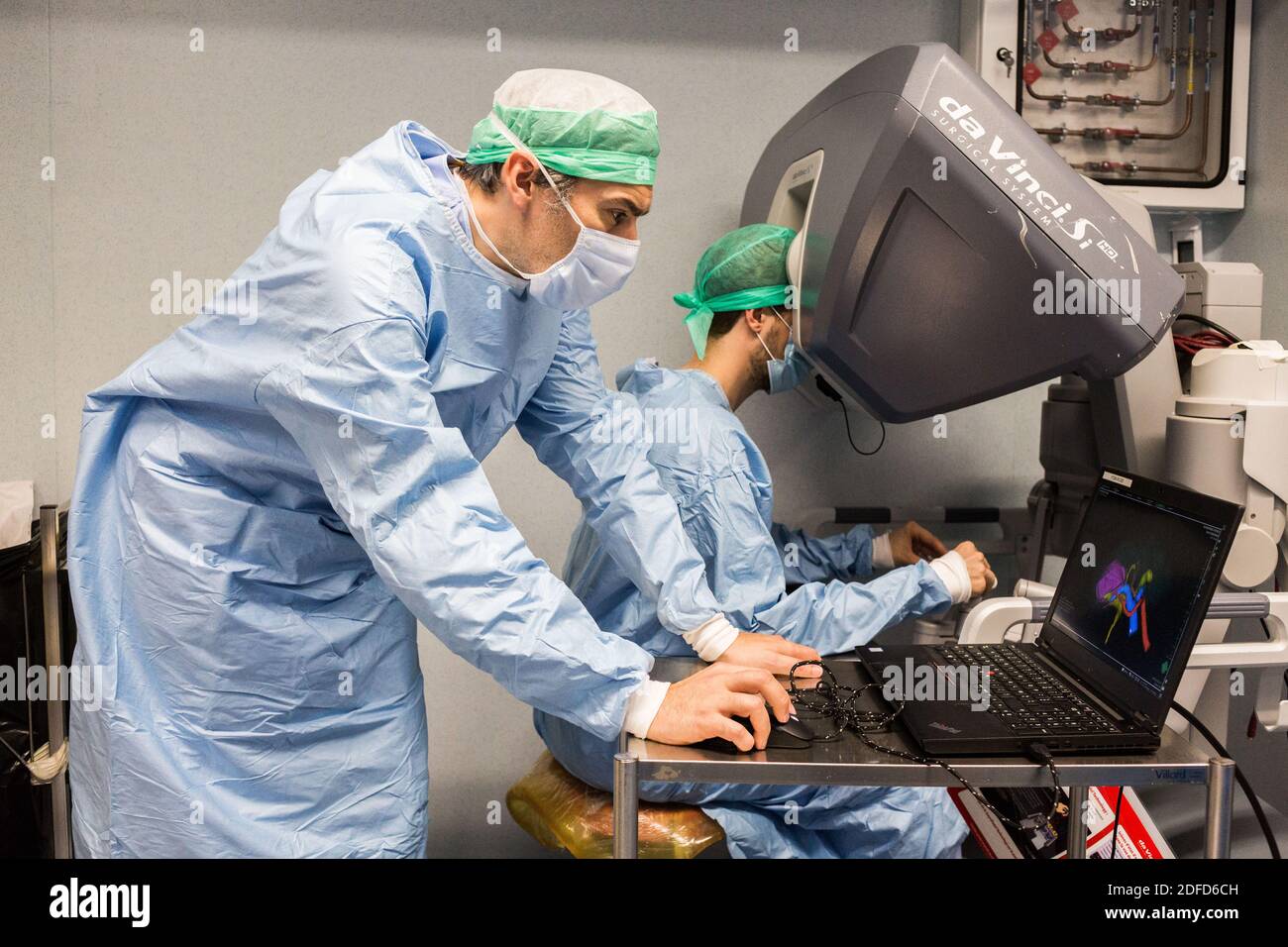 La chirurgie rénale conservatrice robotique guidée par l'image assistée par la modélisation 3D, cette modélisation 3D du rein avec sa tumeur située en violet, guide les s. Banque D'Images