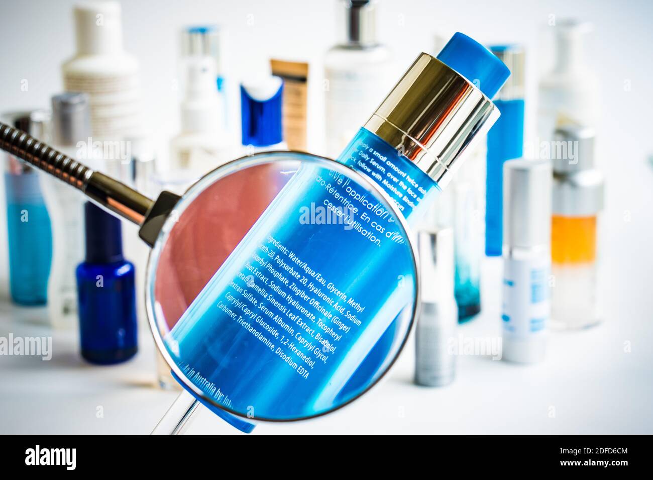 Illustration de la composition d'un produit cosmétique vu avec une loupe. Banque D'Images