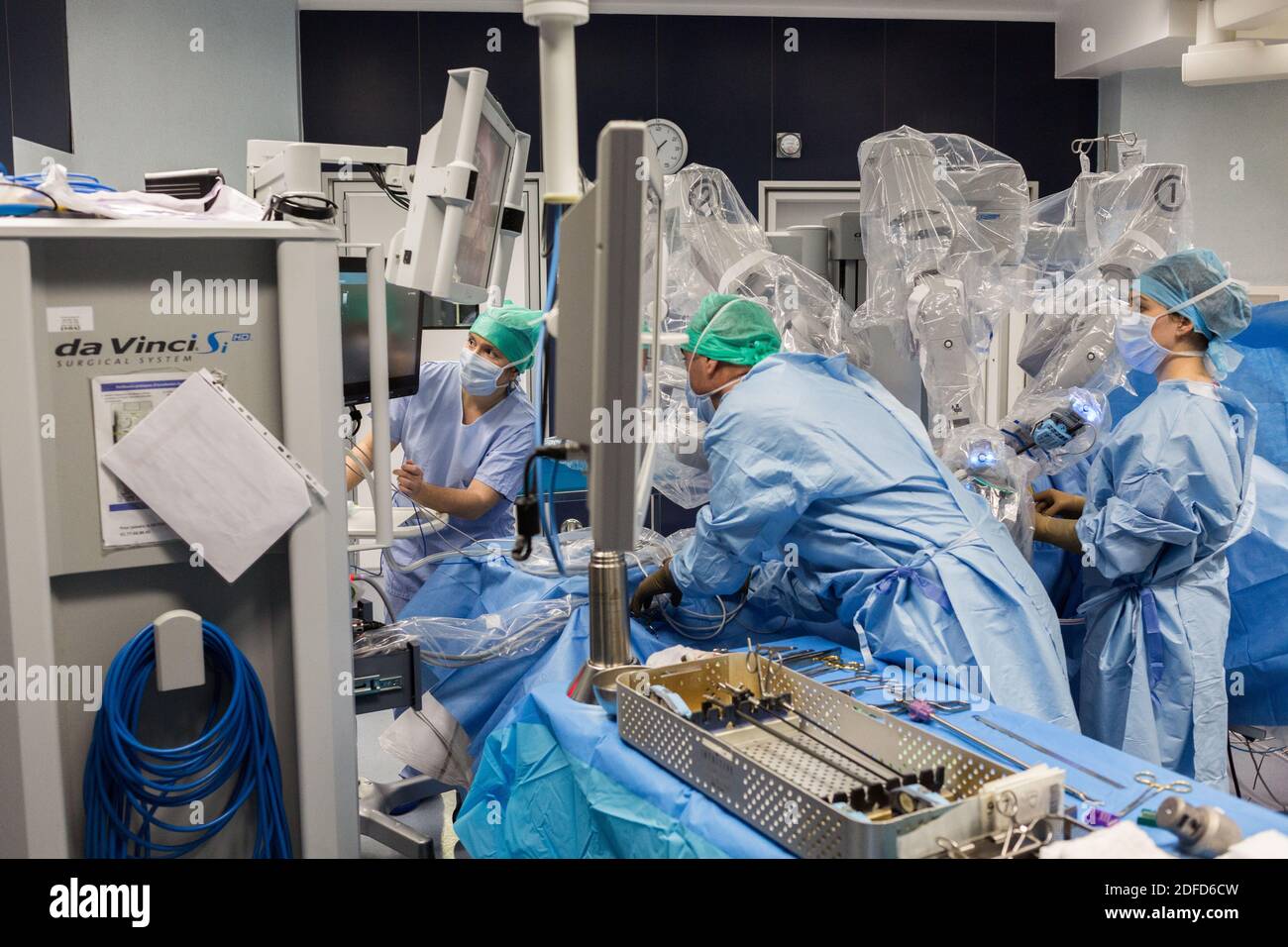 La chirurgie rénale conservatrice robotique guidée par l'image assistée par la modélisation 3D, cette modélisation 3D du rein avec sa tumeur située en violet, guide les s. Banque D'Images