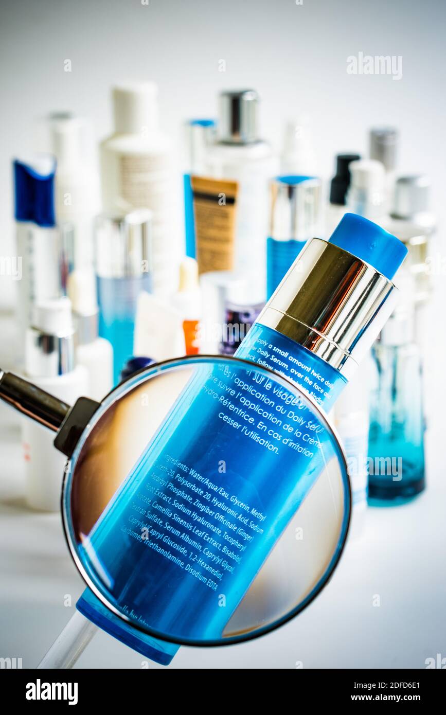 Illustration de la composition d'un produit cosmétique vu avec une loupe. Banque D'Images