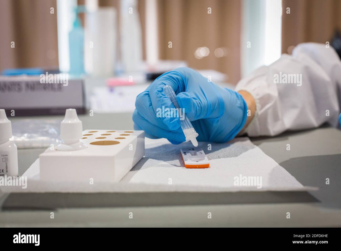 Nurse réalise un test antigénique pour la détection des antigènes du COV-SRAS-2, responsable de la COVID-19, Angoulême, France, novembre 2020. Banque D'Images