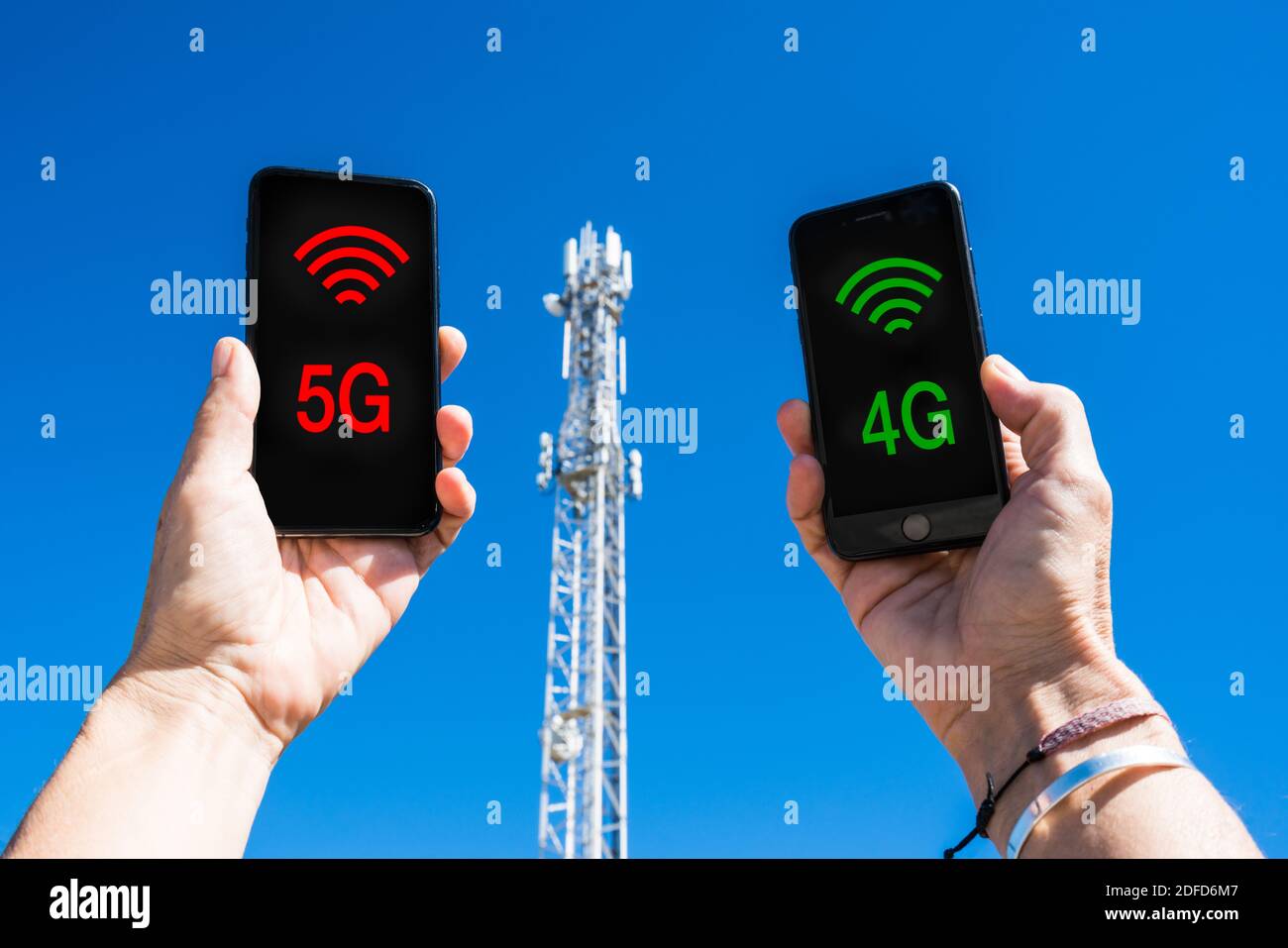 Antenne de relais de téléphonie cellulaire et comparaison entre les réseaux 4G et 5G. Banque D'Images