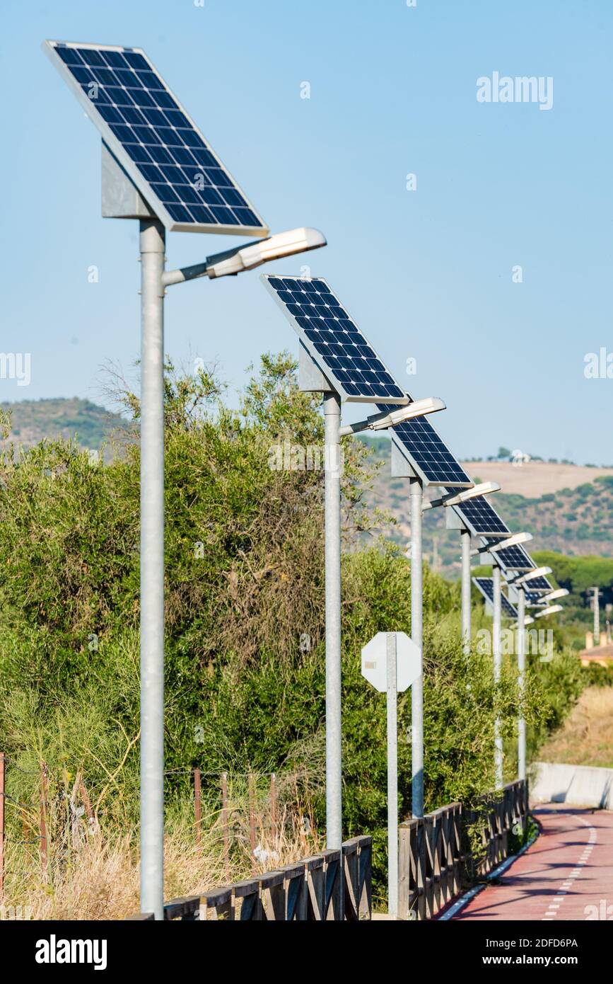 Éclairage public alimenté par des panneaux solaires. Banque D'Images