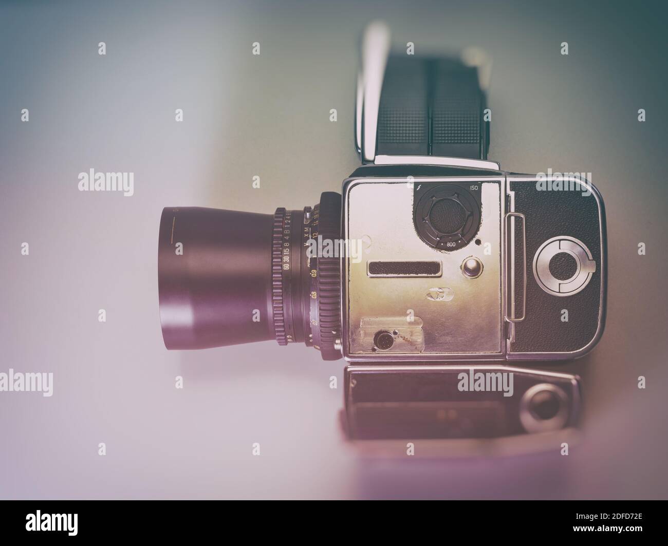 magnifique appareil photo de film rétro sur fond rétro couleur équipement professionnel collection et présentation de mode Banque D'Images