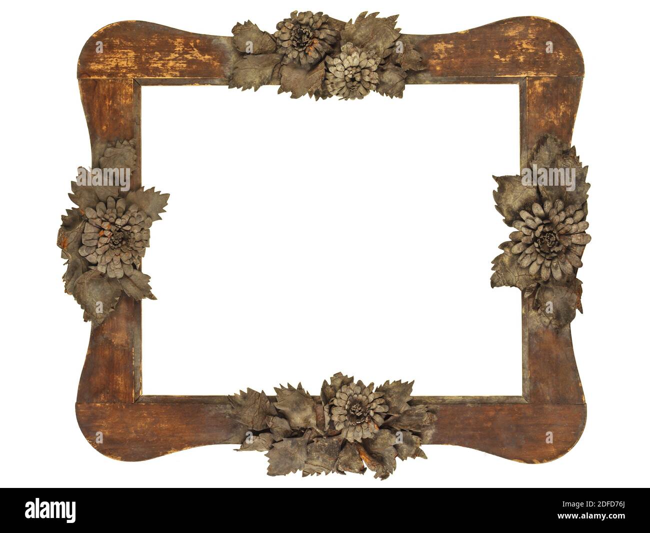 Cadre photo ancien avec fleurs grises coupées en bois isolées dessus un arrière-plan blanc Banque D'Images