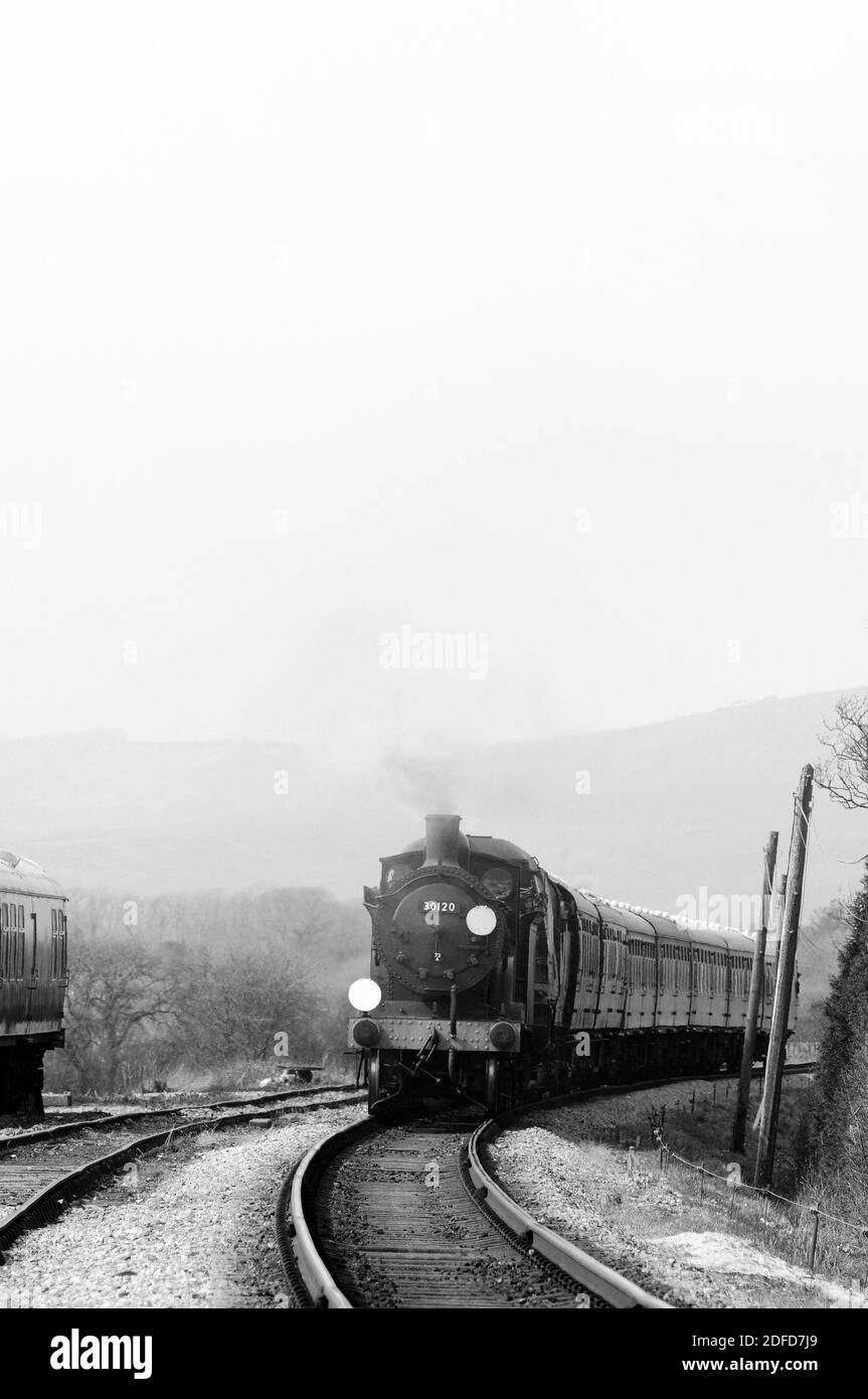 '30120' et 'Manston' approchant de la gare de Harman's Cross. Banque D'Images '30120' et 'Manston' approchant de la gare de Harman's Cross. Banque D'Images