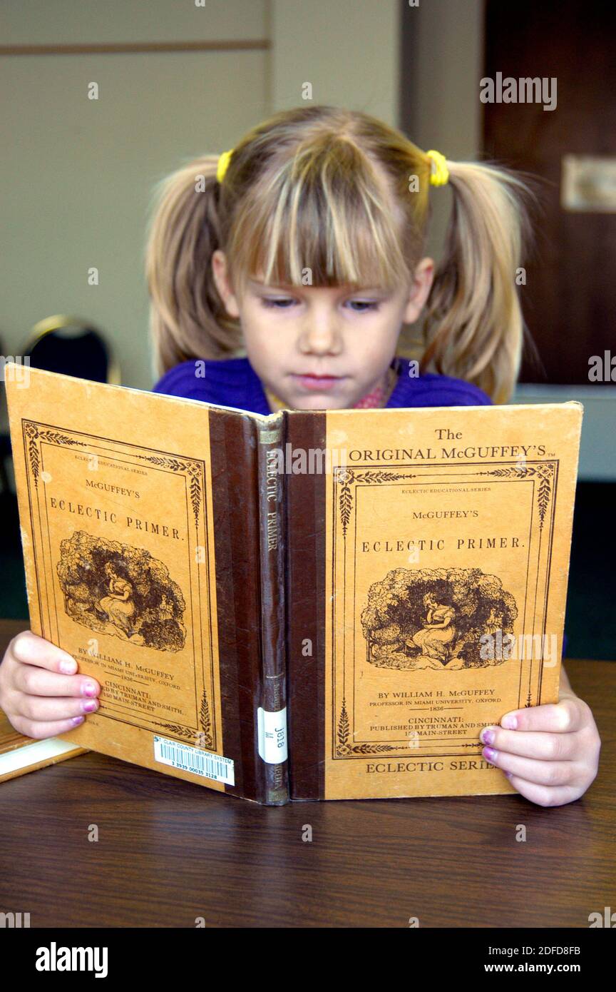 Enfant lisant la Prieur Écletique Origianl McGuffey Banque D'Images