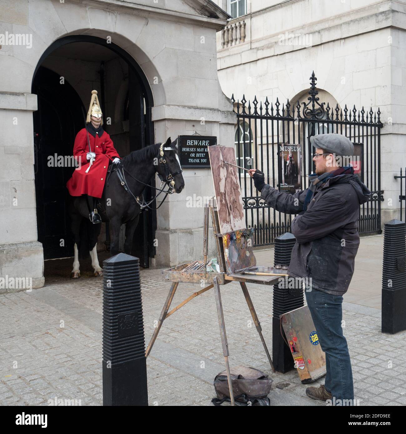 Londres, Grand Londres, Angleterre - 02 décembre 2020 : artiste peignant un garde-vie de la Reine à Horse Guards Parade. Banque D'Images