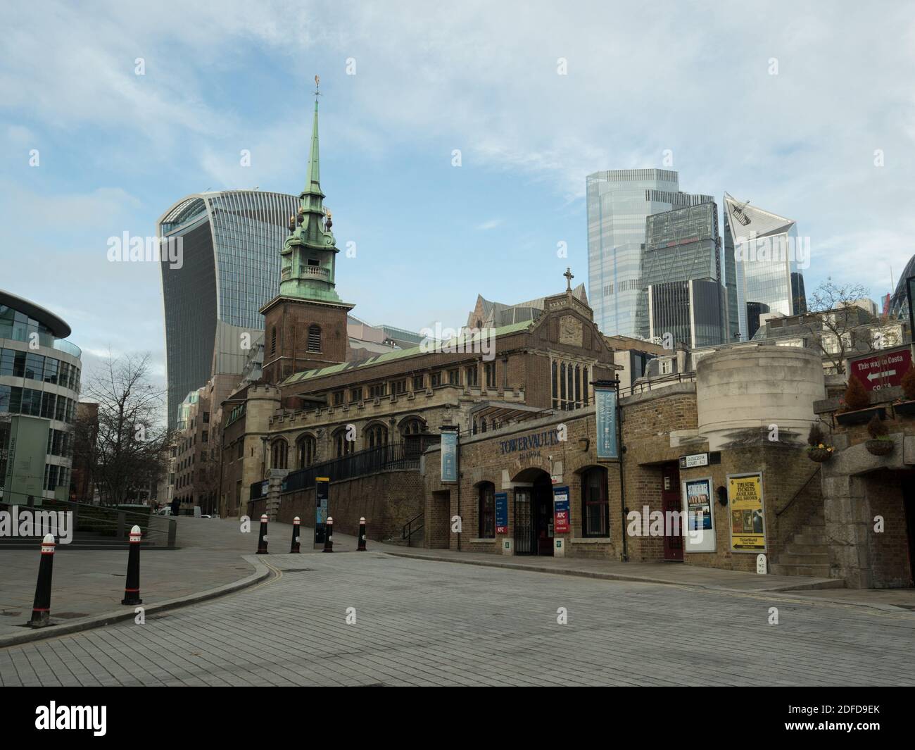 Londres, Grand Londres, Angleterre - 02 décembre 2020 : tous les hivers de la Tour Anglican Church près de la Tour de Londres (hors photo) avec les Sky Garden Skys Banque D'Images