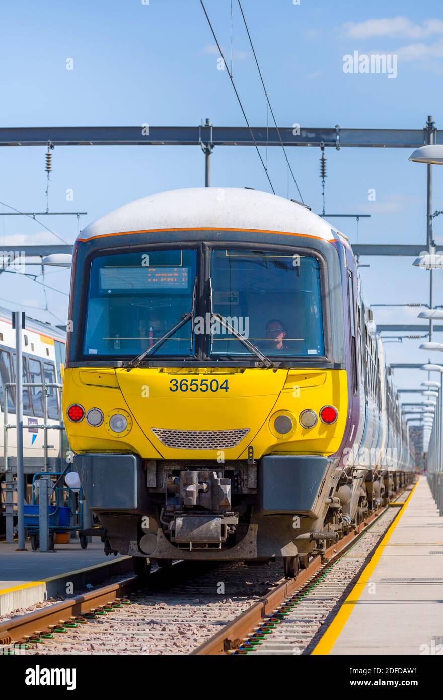 Classe 365 NetWorker Express s'entraîne dans la grande décoration du Nord dans un dépôt ferroviaire au Royaume-Uni. Banque D'Images