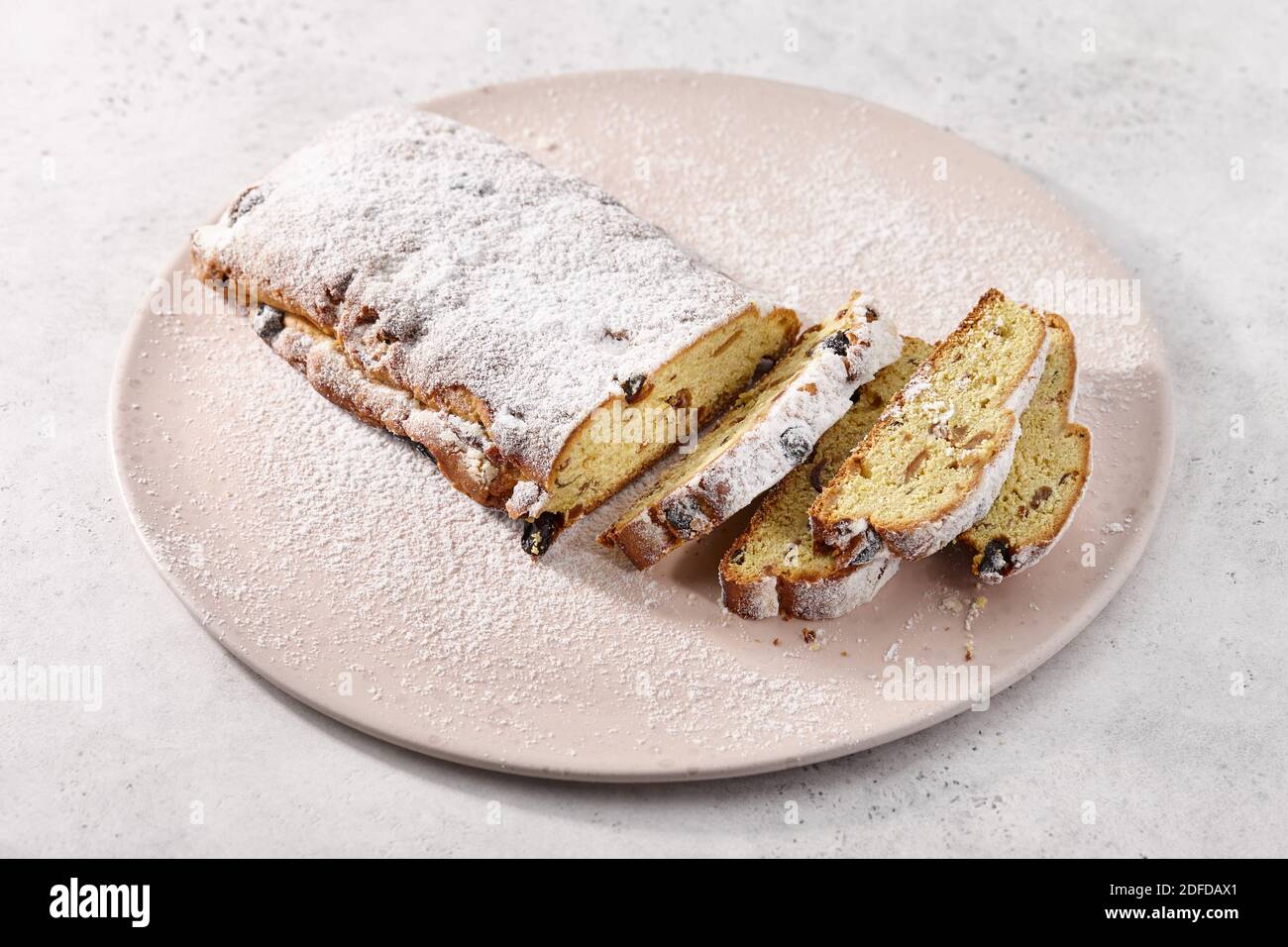 Dessert de Noël traditionnel avec fruits confits sur l'assiette. Pain d'hiver des fêtes. Banque D'Images
