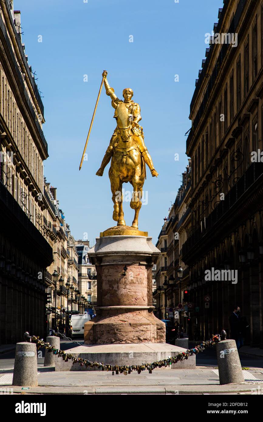 STATUE EQUESTRE DE JEANNE D'ARC REALIZEE PAR LE SCULPTEUR FRANCAIS EMMANUEL FREMIET, PARIS, 1ER ARRONDISSEMENT // PARIS, 1ER ARRONDISSEMENT // STATUE ÉQUESTRE DE JEANNE D'ARC DU SCULPTEUR FRANÇAIS EMMANUEL FREMIET, PARIS, 1ER ARRONDISSEMENT Banque D'Images