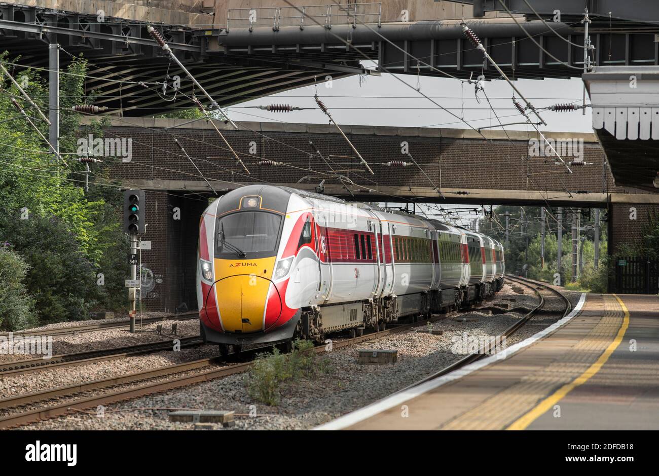Le train à grande vitesse Azuma à LNER très rapide à travers une gare au Royaume-Uni. Banque D'Images