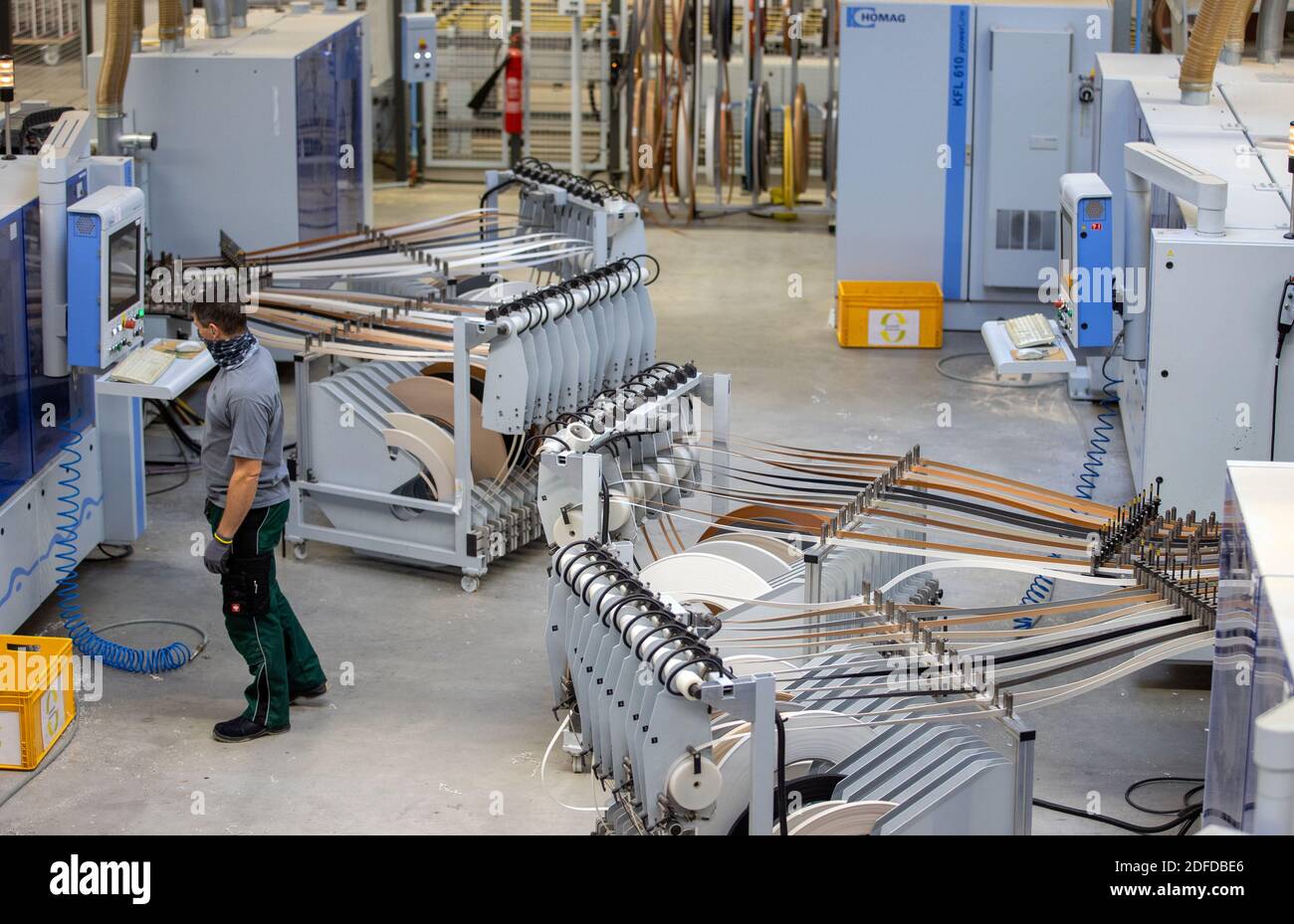 25 novembre 2020, Mecklembourg-Poméranie occidentale, Schönberg: Jan Gerber surveille le système Flex 1 pour couper et bordures des pièces de meubles dans l'un des halls de production du fabricant de meubles de bureau Palmberg. L'entreprise, qui compte aujourd'hui 570 employés et un chiffre d'affaires de 108 millions d'euros en 2019, célèbre son 30e anniversaire. Photo: Jens Büttner/dpa-Zentralbild/ZB Banque D'Images